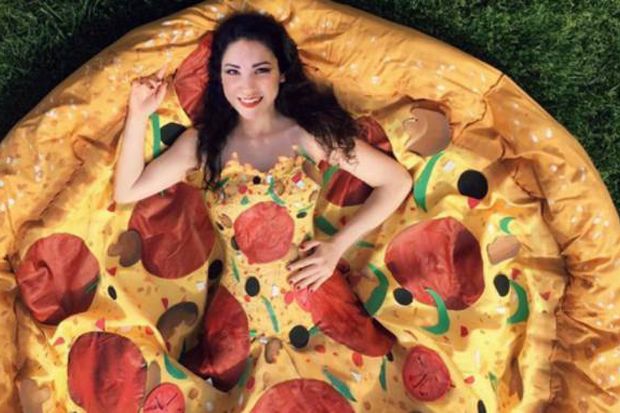 Unik Gaun Ini Berbentuk Pizza