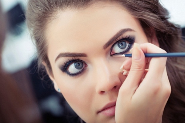 Tips Aplikasi Eyeliner pada  6 Bentuk Mata