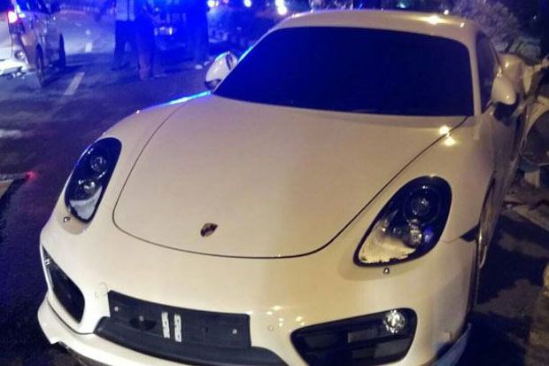 Diduga Mabuk, Mobil Porsche Tabrak Pembatas Dekat Rumah Gubernur