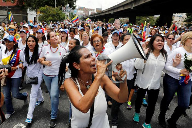 Membawa Mawar, Kaum Perempuan Venezuela Turun ke Jalan