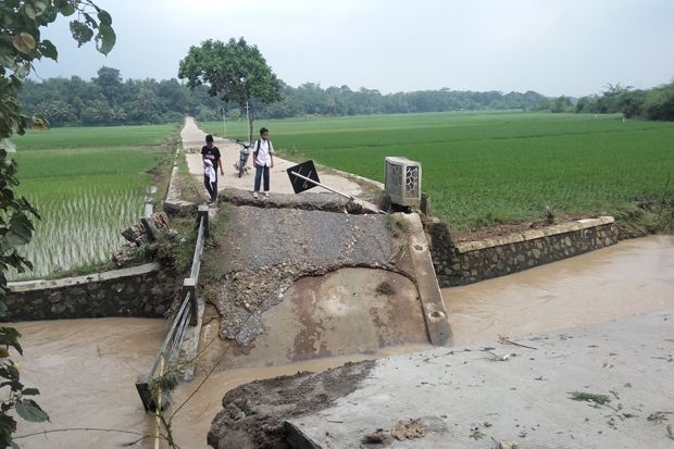 Jembatan Penghubung Dua Kecamatan di Serang Putus Diterjang Banjir