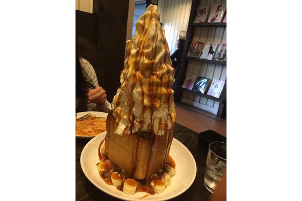 Nikmati Honey Toast dengan Es Krim Setinggi 43 Cm di Jepang