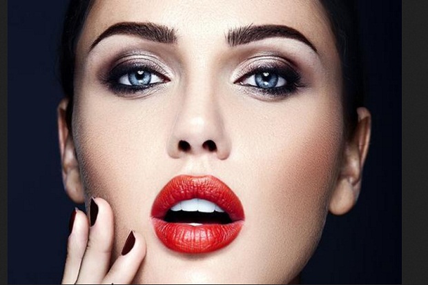 Tips Cantik Pakai Lipstik Merah