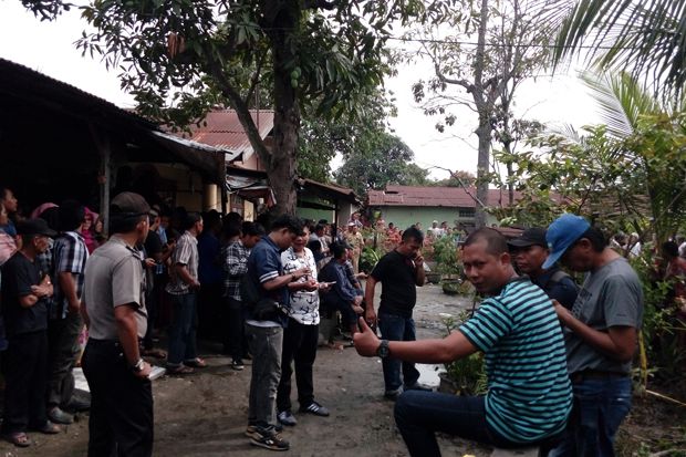 Warga Padati Lokasi Rekonstruksi Pembunuhan Satu Keluarga di Medan
