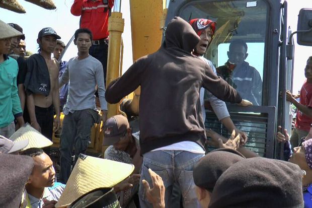 Eksekusi Lahan Proyek Tol Semarang-Batang Ricuh, Warga Sandera Alat Berat