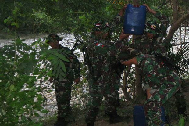 Personel TNI Gagalkan Penyelundupan BBM di Perbatasan Indonesia-Timor Leste