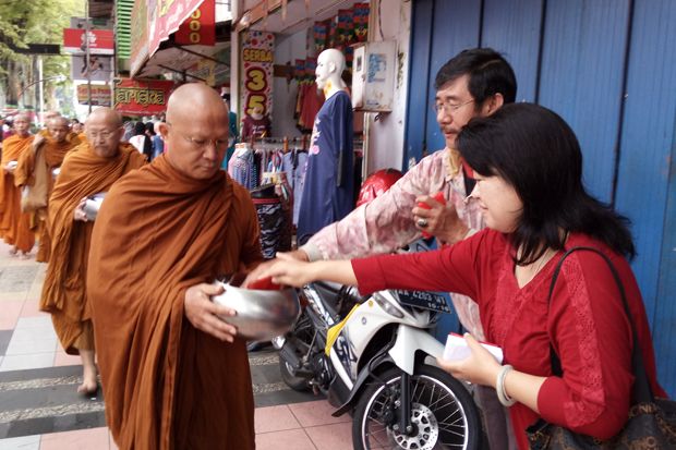 Jelang Waisak, Umat Buddha Gelar Prosesi Pindapata di Kota Magelang