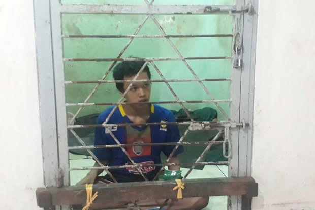 Sering Ngamuk, Pemuda Ini Terpaksa Dikurung Selama 8 Tahun