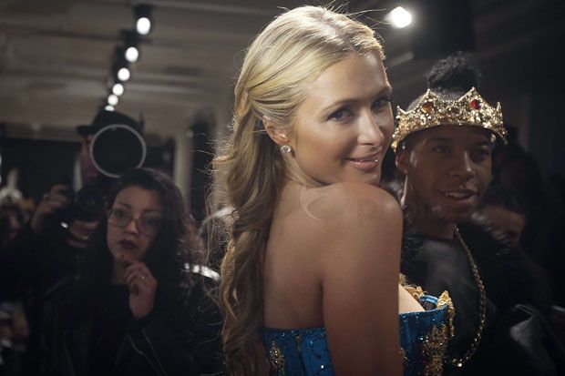 Paris Hilton Mengklaim Dirinyalah yang Menemukan Selfie