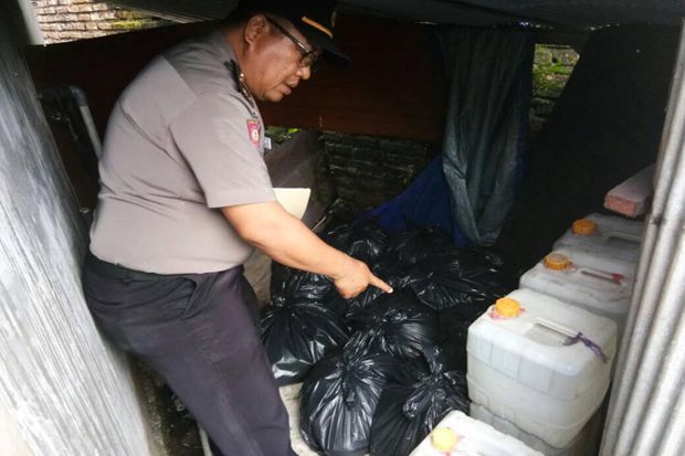 Simpan Ratusan Liter Arak Putih, Ibu Rumah Tangga Dicokok Polisi