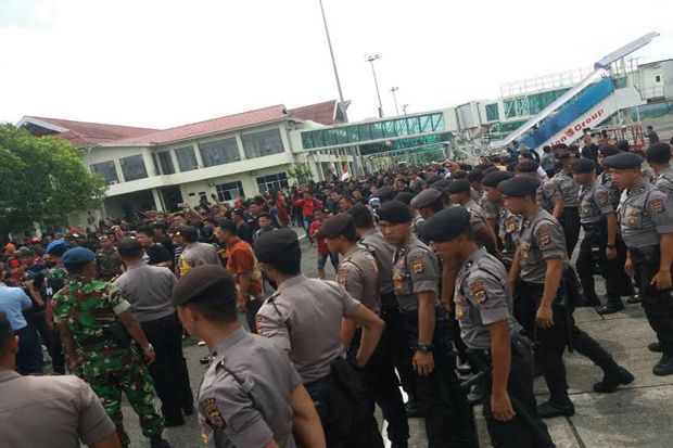Fahri Hamzah Dihadang Massa di Bandara Sam Ratulangi Manado