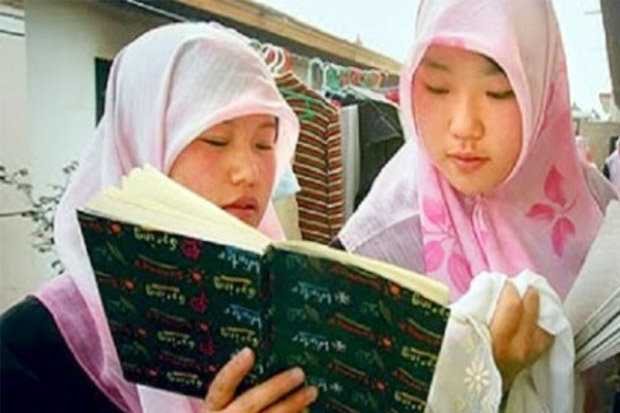 Posting Ayat Alquran, Muslimah Uighur Ditahan