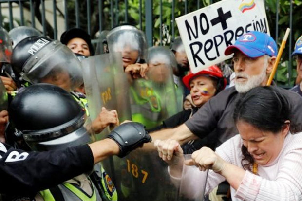 Turun ke Jalan, Lansia Bentrok dengan Polisi Venezuela