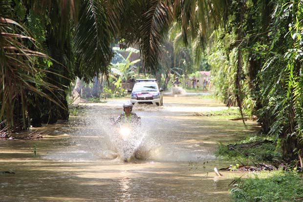 Polisi Terobos Banjir untuk Salurkan Bantuan kepada Korban Banjir