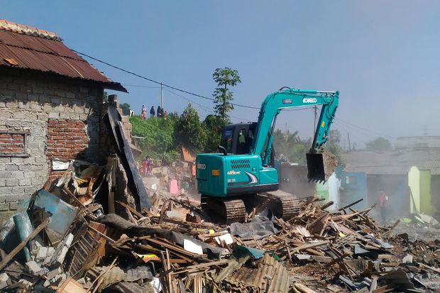 PT KAI Kembali Ratakan Puluhan Rumah Warga di Desa Gadobangkong