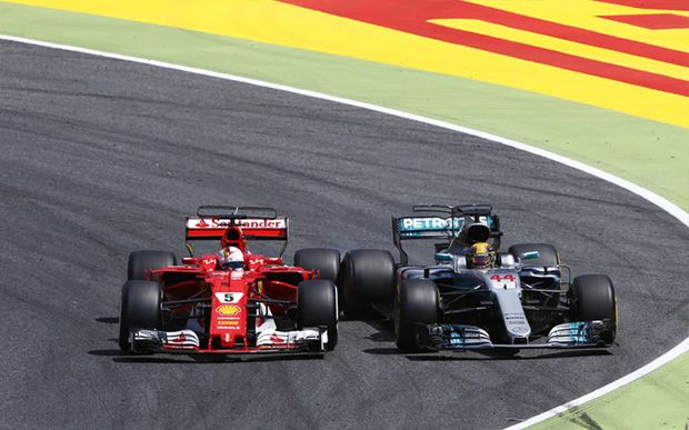 Hamilton Yakin Tahun Ini Rivalitas Mercedes dan Ferrari Semakin Memanas