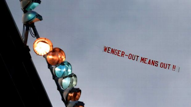 Arsene Wenger Enggan Tanggapi Atraksi Spanduk Terbang