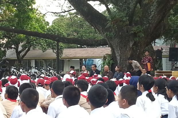 Jokowi dan Ratusan Siswa Lesehan di Halaman Istana