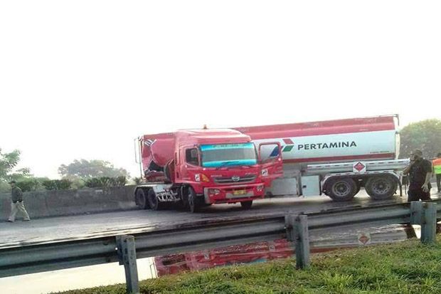Truk Tangki Pertamina Kecelakaan di Tol Tangerang Merak