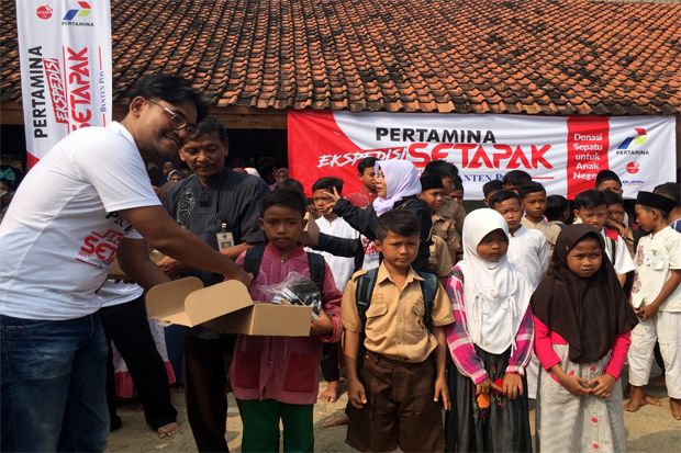 Pertamina Ekspedisi Setapak Bagikan 3.200 Sepatu di Banten