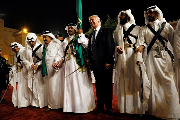 Ketika Trump Menari Tarian Pedang Khas Arab Saudi