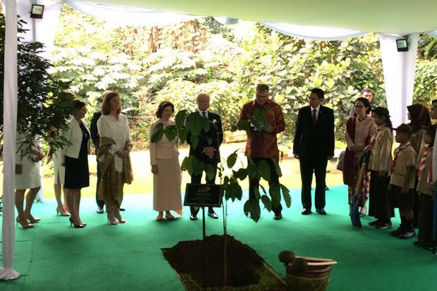 Raja Swedia Carl XVI Gustaf dan Ratu Silvia Tanam Pohon Ulin di Bogor