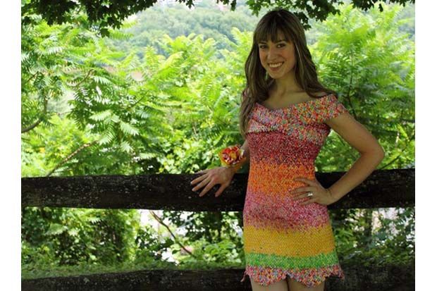 Gaun Cantik Ini Terbuat dari 10 Ribu Bungkus Permen