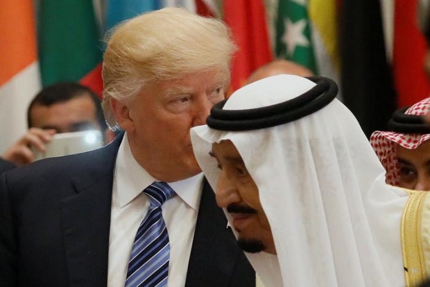 Trump Dengarkan Surah Ali Imran-103 sebelum Pidato di Saudi