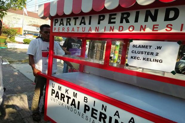 Senyum Bahagia PKL Jepara Terima Gerobak Perindo