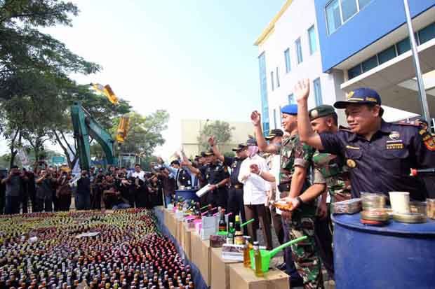 Bea Cukai Banten Gilas Puluhan Ribu Botol Miras dan Rokok Ilegal