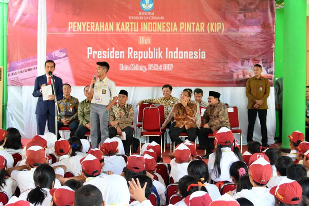 Serahkan Langsung KIP ke Siswa, Gubernur Jatim Apresiasi Jokowi
