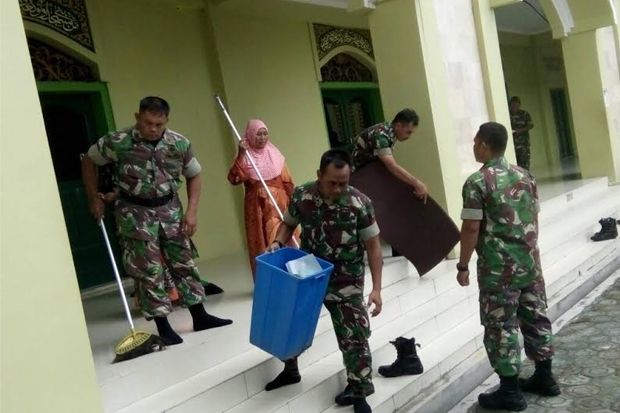 Sambut Ramadan, Puluhan Prajurit TNI dan Polri Bersihkan Masjid