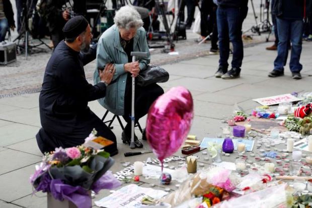 Foto Menyentuh, Pria Muslim Hibur Wanita Yahudi yang Tangisi Bom Manchester