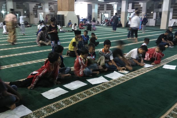 Anak-anak Antusias Ikuti Kuliah Subuh di Masjid Agung Tasikmalaya