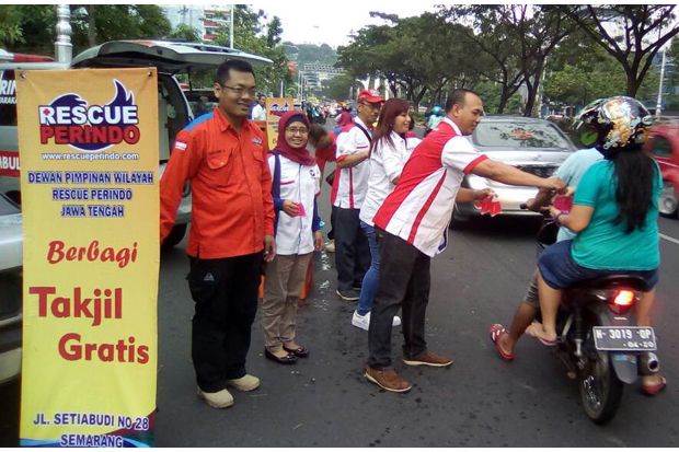 Rescue Perindo Bagi-Bagi Takjil di Semarang