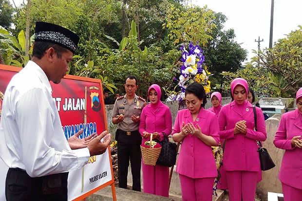 Waketum Bhayangkari Kunjungi Keluarga Briptu Gilang