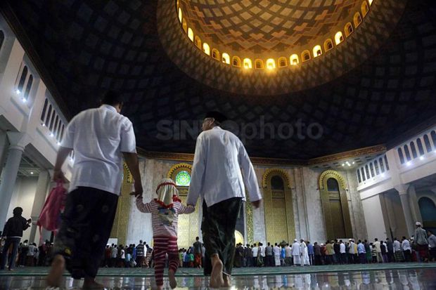 Menunggu Waktu Berbuka di Menara Masjid Al Akbar Surabaya