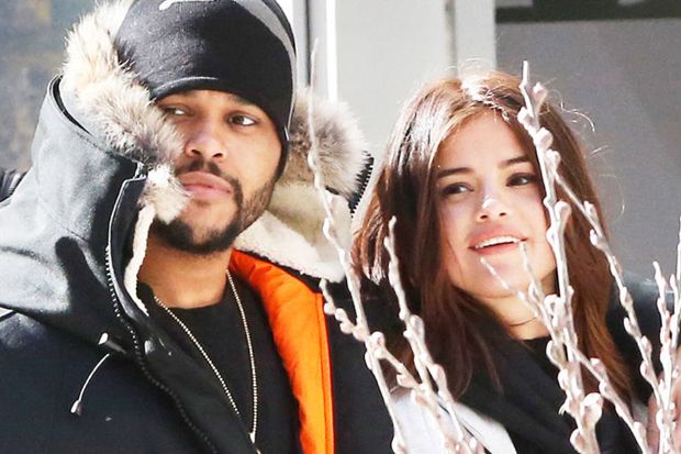 Selena Bantah Kerjakan Proyek Kolaborasi dengan The Weeknd