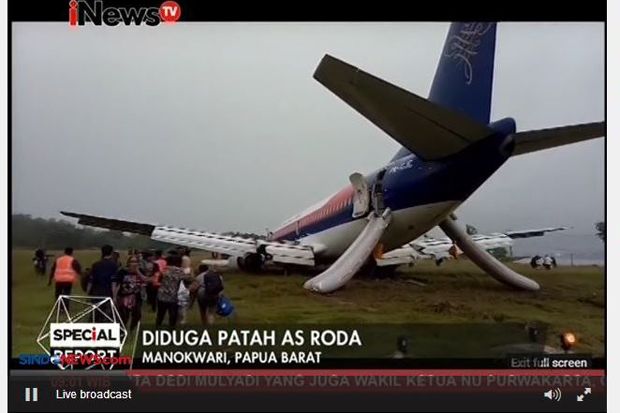 Petugas Berusaha Evakuasi Pesawat Sriwijaya Air yang Tergelincir di Bandara Rendani
