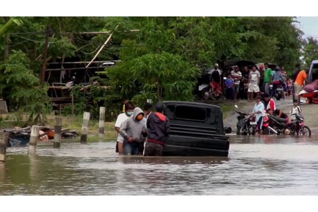 Trans Sulawesi di Wajo Lumpuh Belasan Mobil Mogok Terjebak Banjir