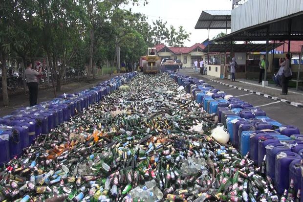 Ribuan Botol Miras dan Narkoba Dimusnahkan di Mapolres Indramayu