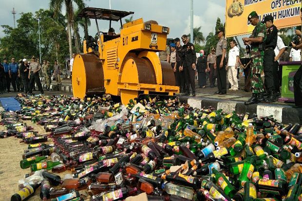 Ribuan Botol Miras Hasil Sitaan Polres Ciamis Dimusnahkan