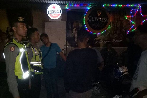 Polisi Kawal Warga yang Tutup Paksa Tempat Hiburan Malam