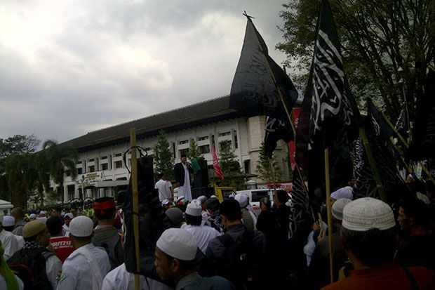 Sejumlah Ormas Islam Gelar Aksi Bela Ulama di Gedung Sate