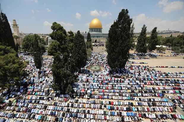 Ribuan Muslim Palestina Banjiri al-Aqsa untuk Salat Jumat Ramadan