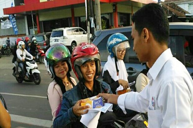 Pemuda Perindo Lampung Bagikan Takjil dan Nasi Kotak ke Pengendara