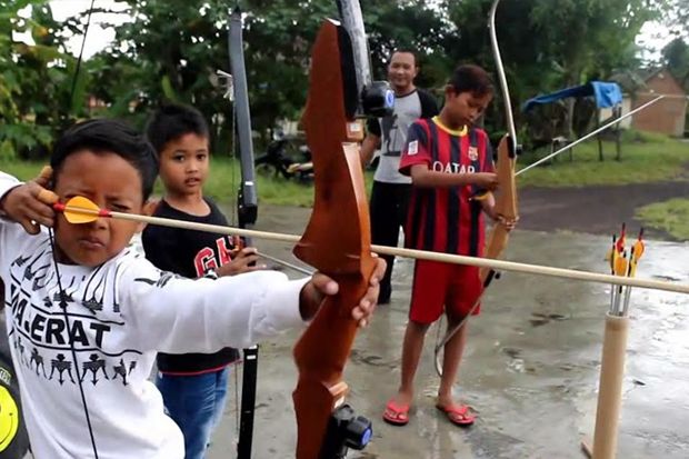 Warga Gunungmanggu Ngabuburit dengan Berlatih Panah