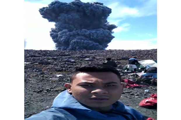 Nekat, Pendaki Ini Selfie dari Dekat Kawah Gunung saat Marapi Meletus