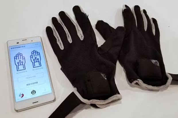 Sarung Tangan Ini Sanggup Terjemahkan Teks ke Smartphone