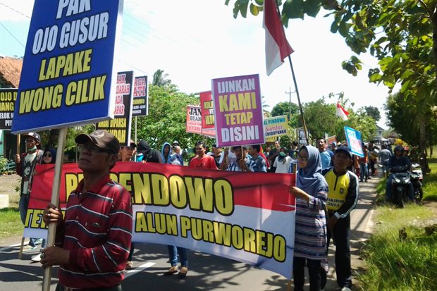 Tolak Direlokasi, PKL Gelar Aksi Jalan Mundur ke Makam Sarwo Edhie Wibowo